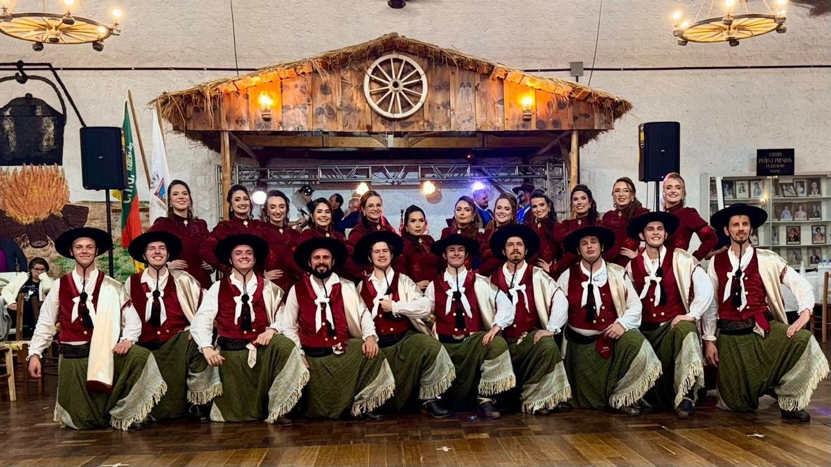 Pré-estreia da Invernada Adulta do CTG Rancho dos Tropeiros emociona público e celebra legado dos Minuanos