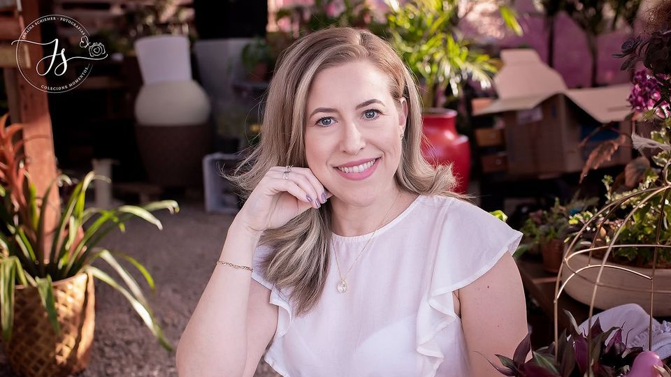 Entre escolhas e recomeços, Janaína Schiemer fez da comunicação sua forma de contar histórias