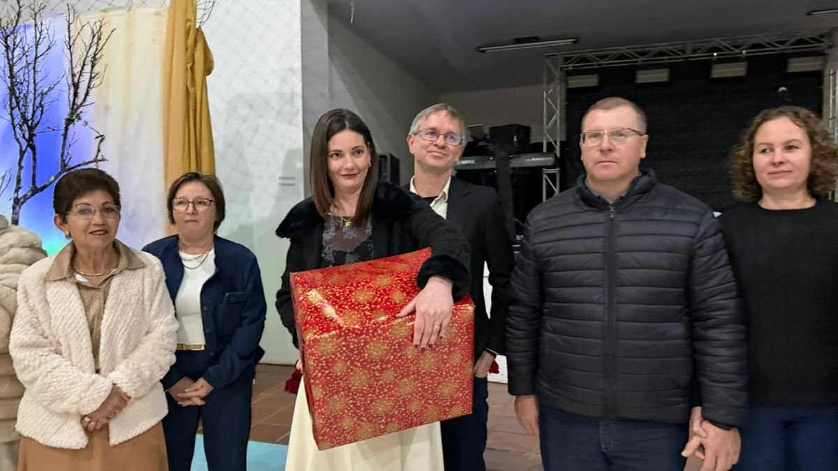 Reencontristas fazem do jantar uma celebração ao amor