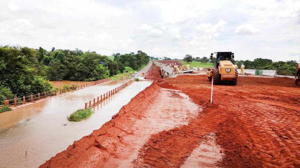 DER interdita ponte do Rio São José dos Dourados