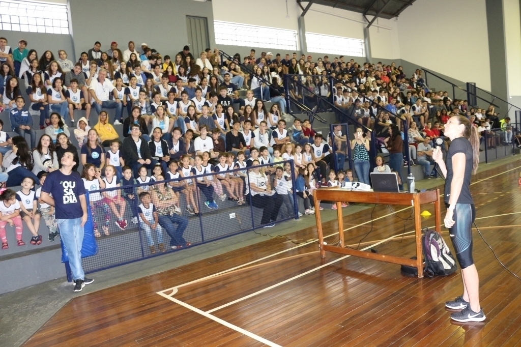 Fabiana Murer, campeã mundial no salto com vara, visita Jales pelo Roteiro Esportivo SESC