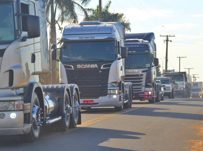 A multa para os motoristas de caminhões, ônibus e vans que não realizarem o exame toxicológico no prazo determinado é de R$ 1.467,35