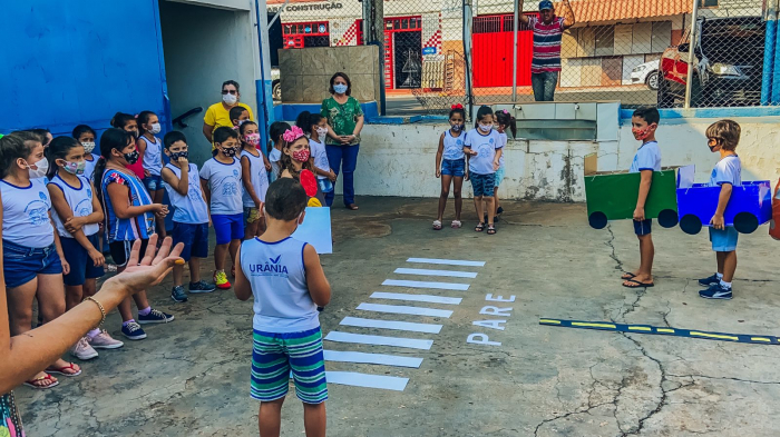 Alunos da Emeif “Pinguinho de Gente" durante atividade educativa sobre o trânsito