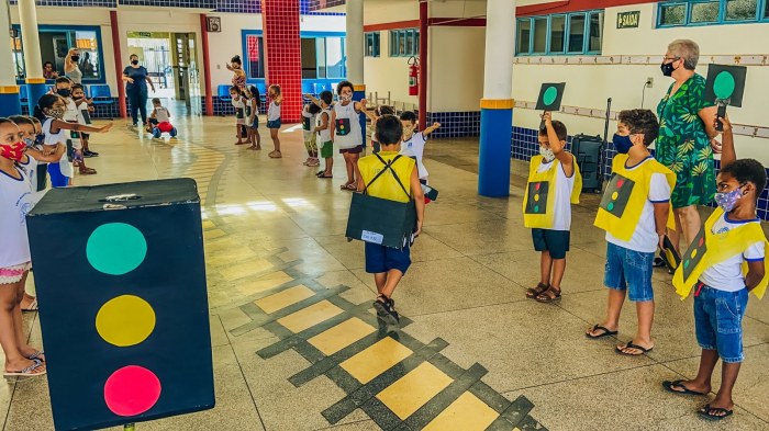 Alunos da Emei "Martha Laiz Ferrari Biason" durante apresentação de atividade educativa sobre o trânsito