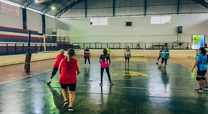 Vôlei adaptado para terceira idade retoma as atividades em Urânia