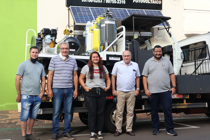 Leandro e Moacir, da empresa MZ Brasil, acompanhados pelos servidores Beatriz, Altair e Vitor durante entrega do triciclo de pintura viária, na manhã desta quarta-feira, 23