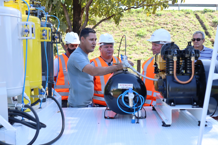 Os responsáveis pela sinalização viária, Laércio, Jean e Juraci acompanharam as instruções para dar início à nova pintura de sinalização da Marginal Ayrton Senna da Silva, que recebeu novo recape