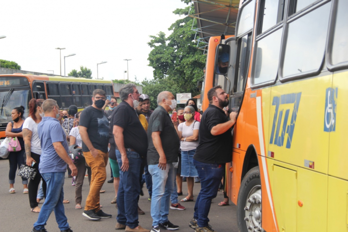 Os passageiros se recusaram a entrar nos ônibus, apoiando a reivindicação dos trabalhadores da empresa
