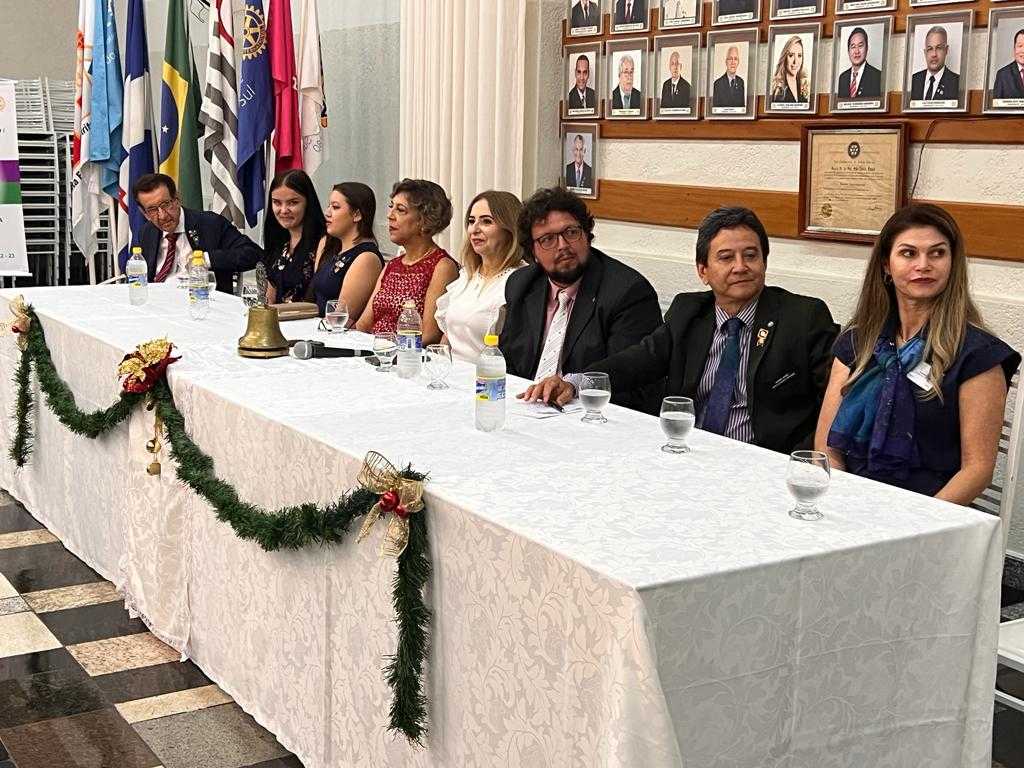 Rotary Club de Santa Fé do Sul celebra visita do casal governador do Distrito 4480 e empossa cinco novos sócios