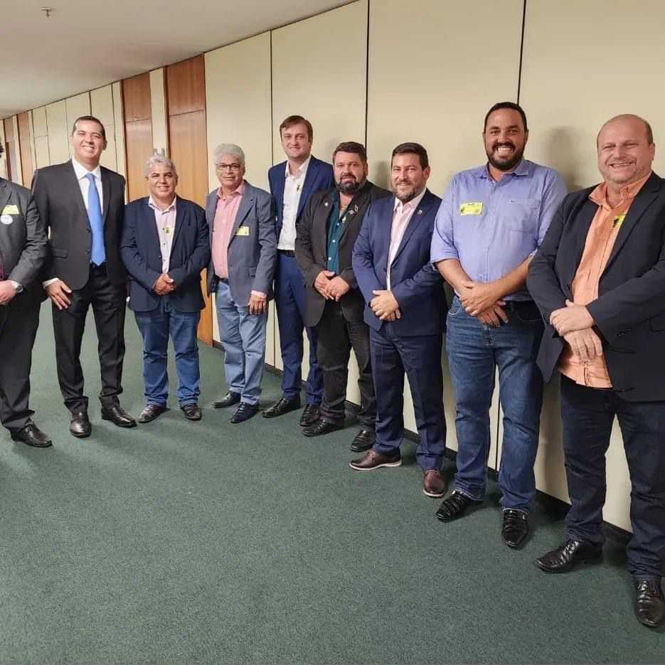 Paulo Miotto, prefeito de Vitório Brasil, viaja em comitiva para Brasília em busca de recursos