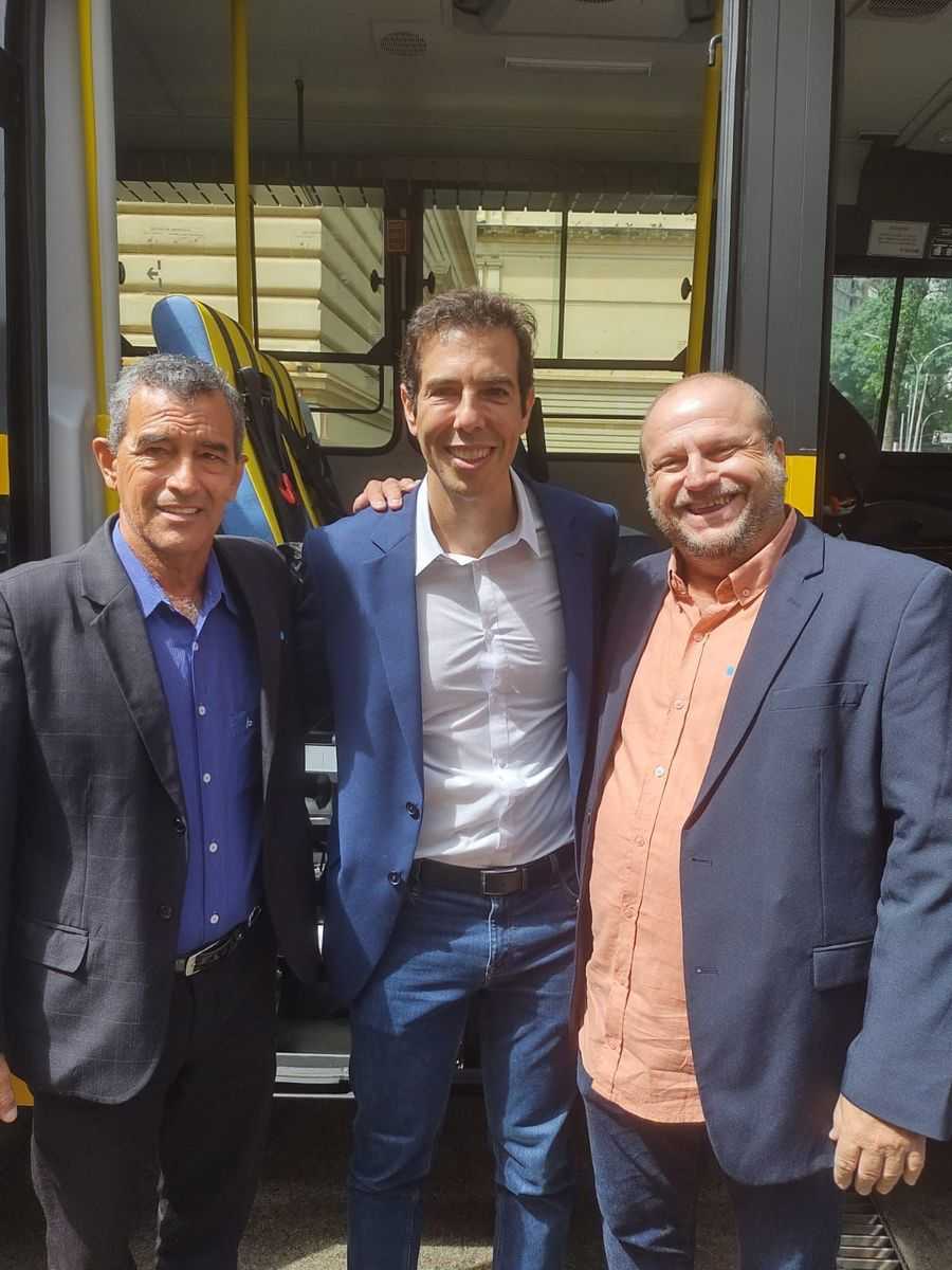 Prefeito professor Lugato conquista dois novos ônibus escolares