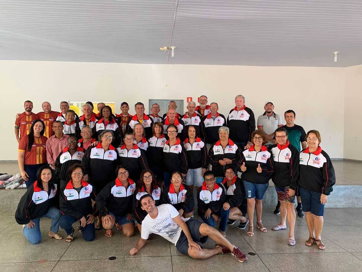Idosos de Rubineia recebem novos uniformes para disputa do JOMI 2023