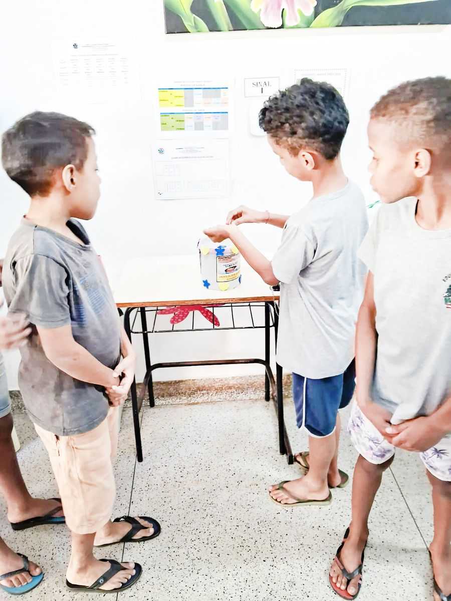 Alunos plantam mudas de árvores frutíferas no entorno da escola em Pontalinda