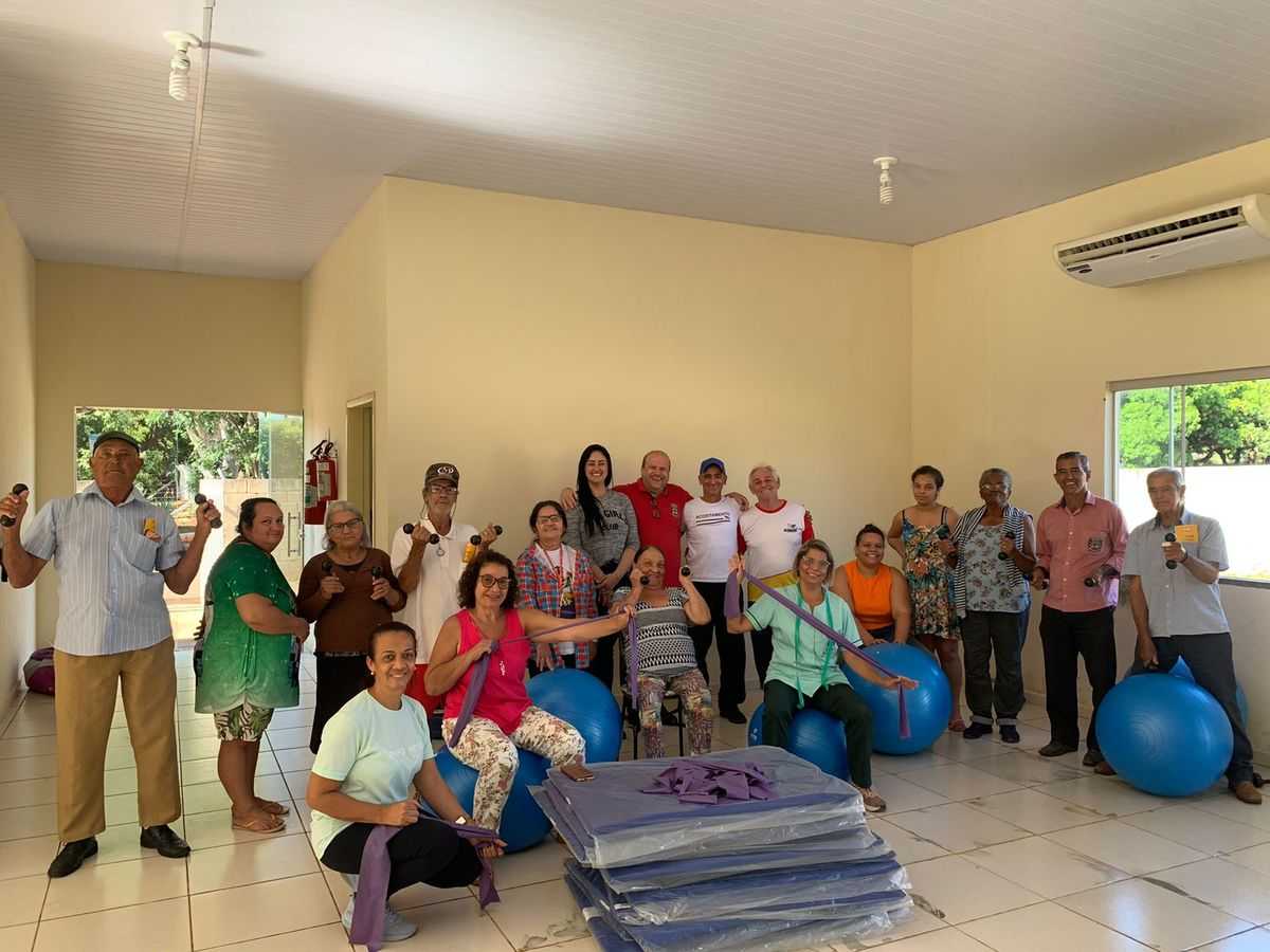 Governo Municipal entrega novos equipamentos ao grupo ioga