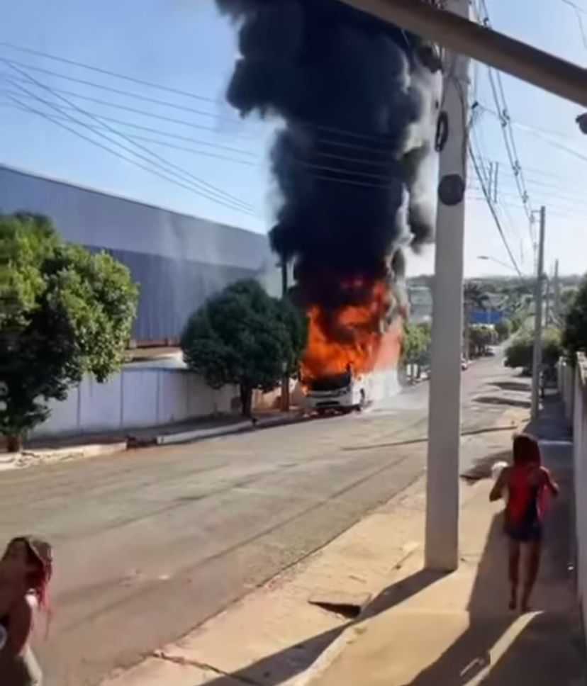 Ônibus pega fogo ao lado do frigorífico de Estrela D’Oeste