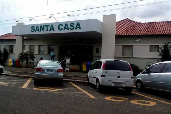 Mulher é presa por esfaquear companheiro e amiga depois de flagrar os dois na cama