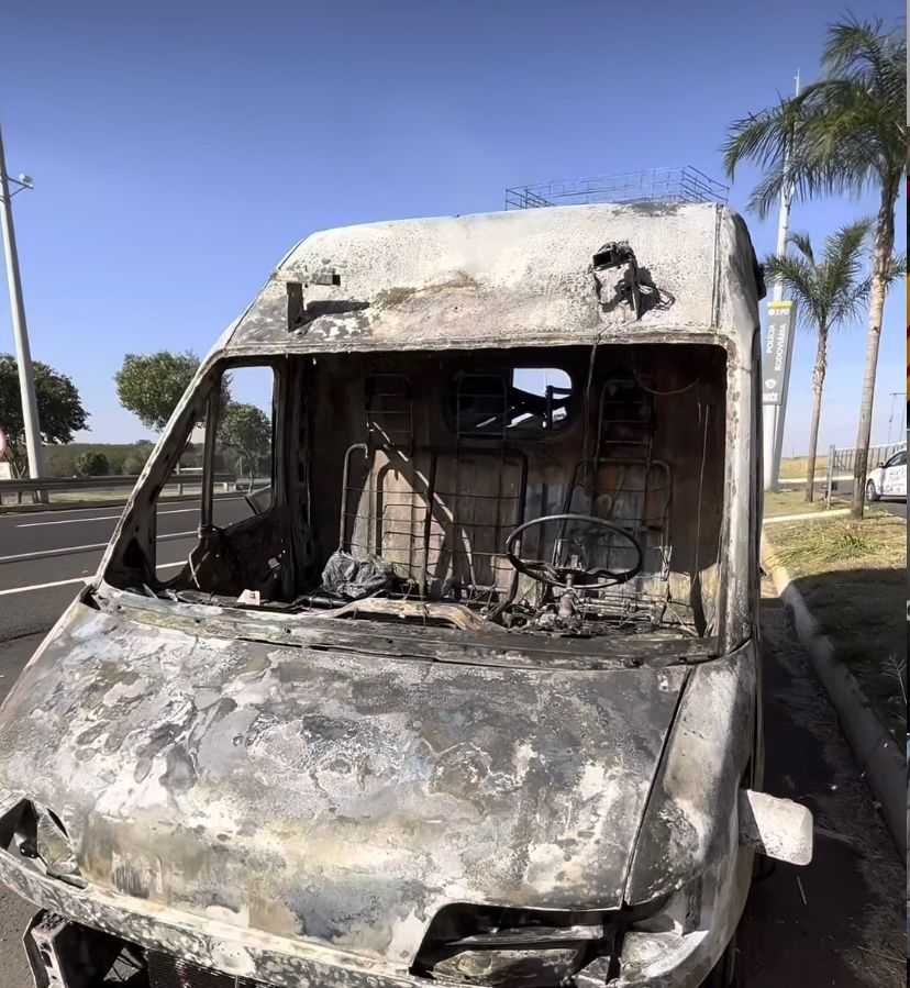 Van pega fogo após pane elétrica na rodovia Euclides da Cunha