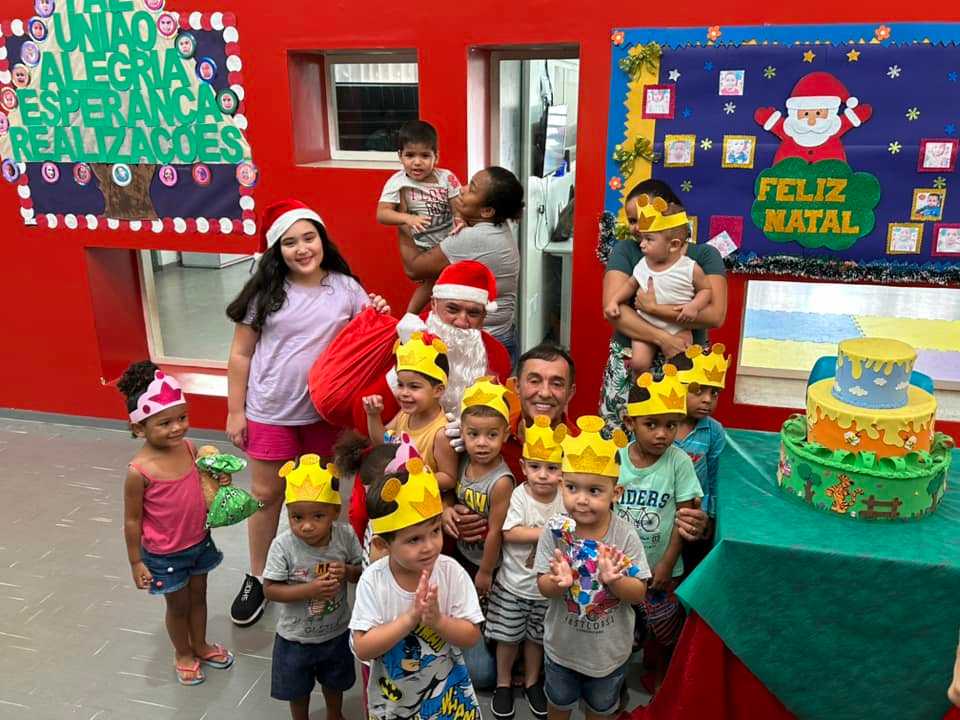 Creche de Pontalinda Odócia Maria de Jesus recebe Papai Noel