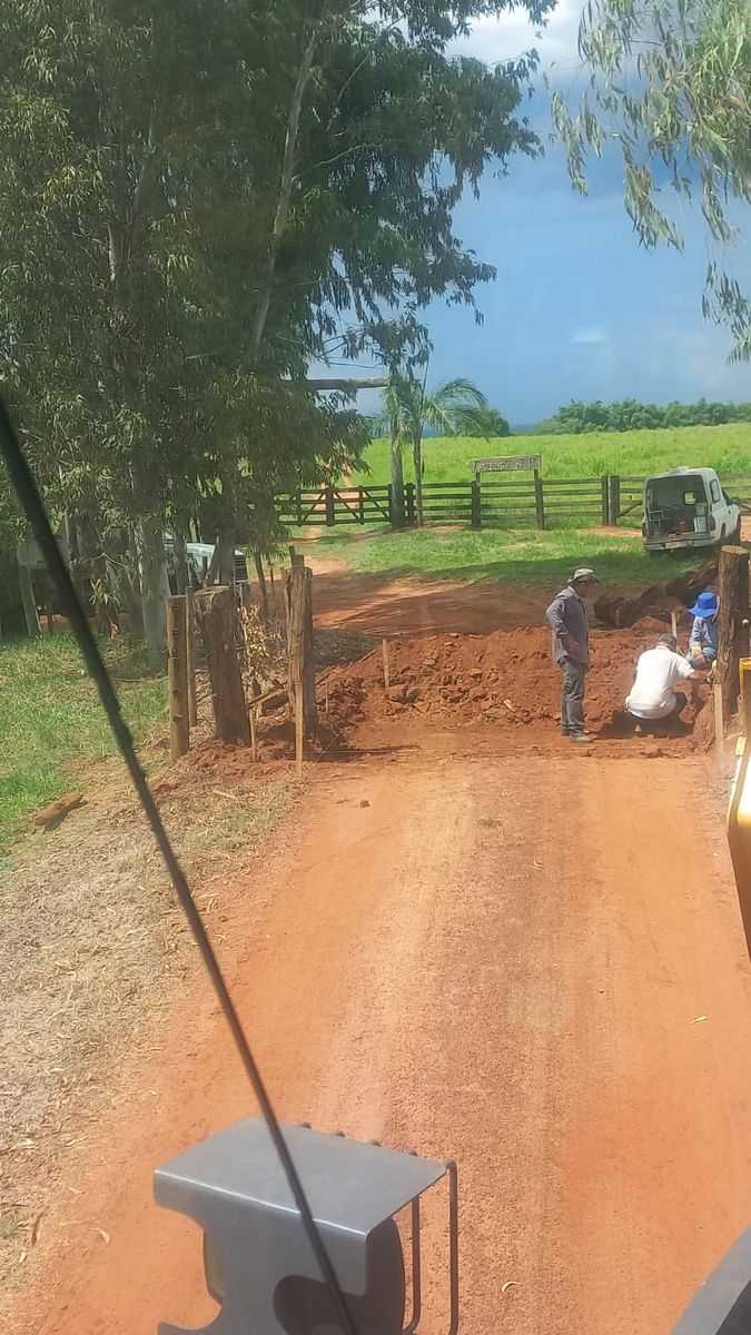 Reconstrução de mata burro em estradas municipais melhora a mobilidade rural em Pontalinda