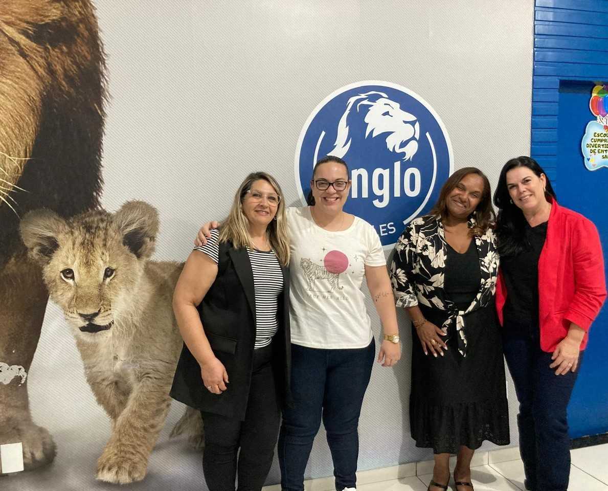 Equipe do Anglo de Jales participa de formação do Programa Líder em Mim