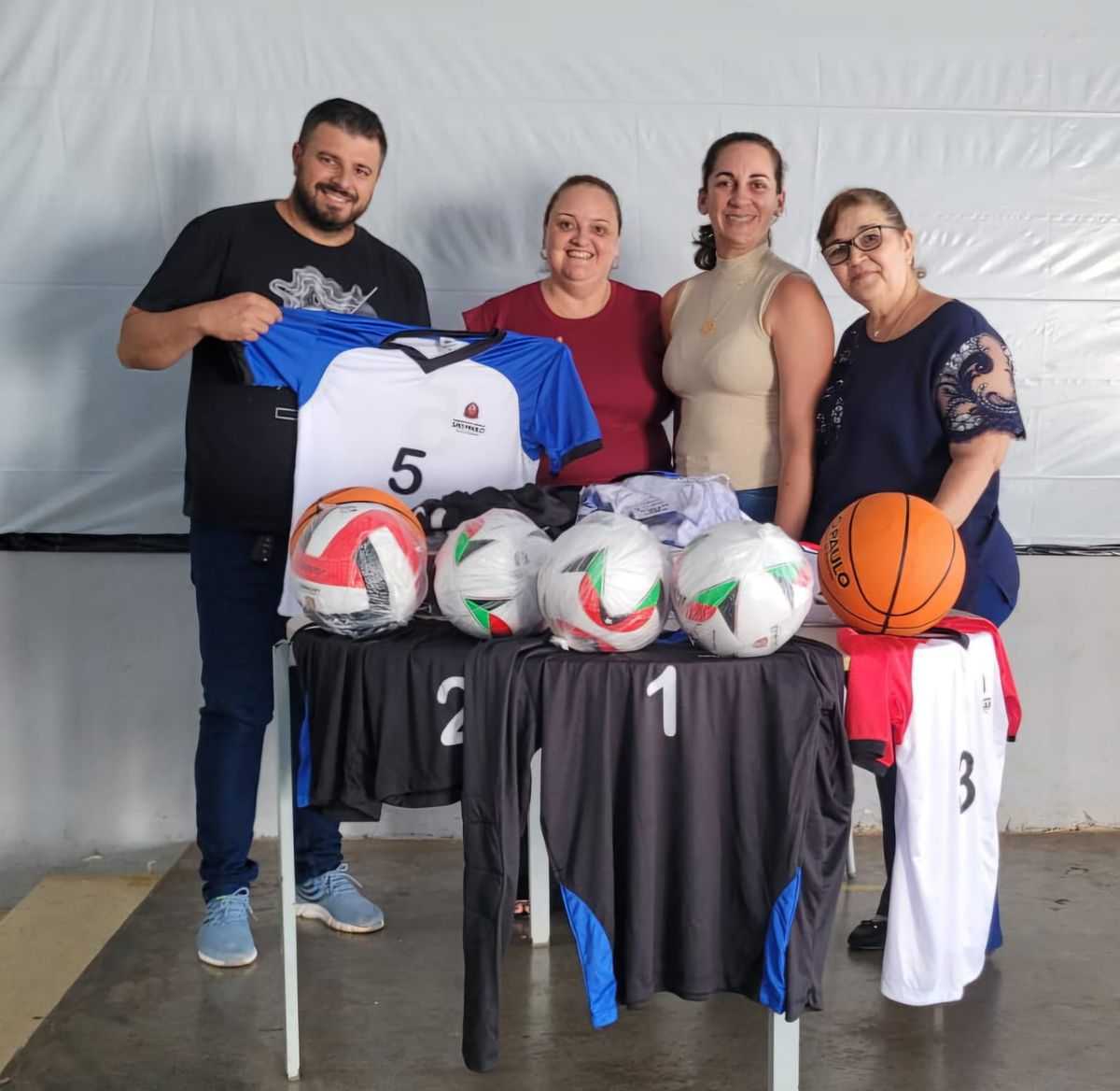 Município realiza entrega de kits esportivos para a rede estadual de ensino