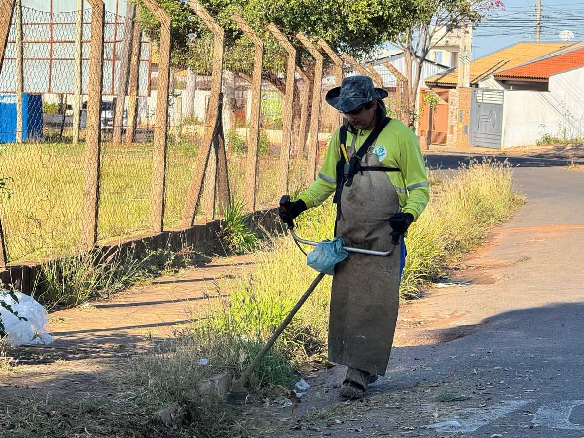 Prefeitura intensifica serviços de limpeza e manutenção por toda a cidade
