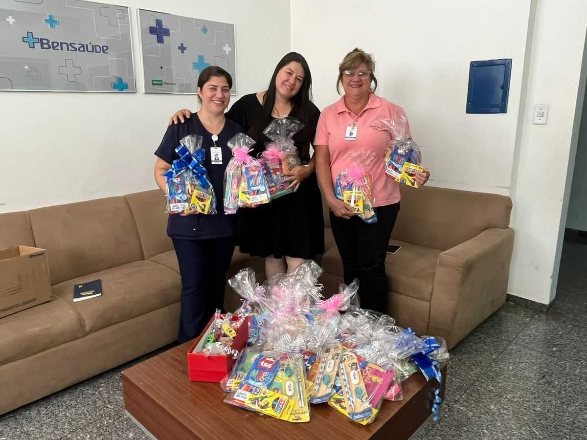 Pacientes da Pediatria recebem doação de kits com livrinhos e lápis de cor para colorir