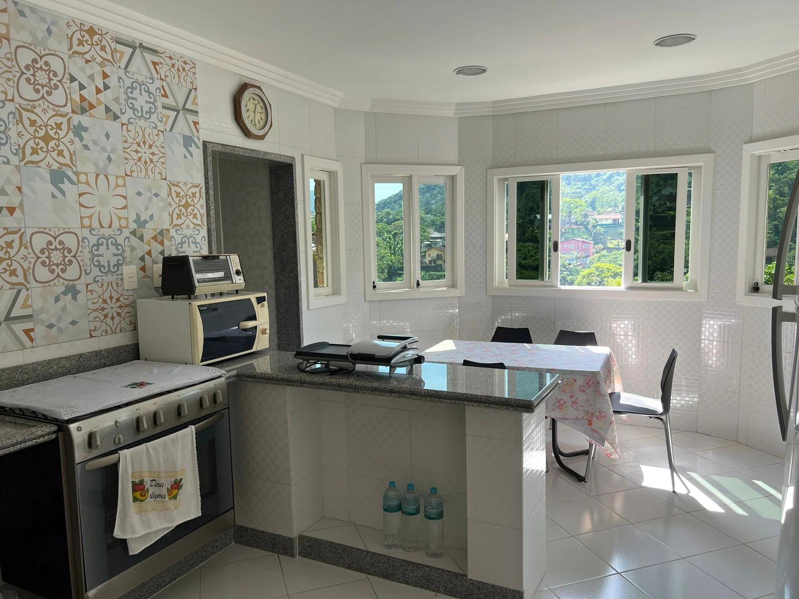 Casa à venda com 6 quartos, 310m² - Foto 1