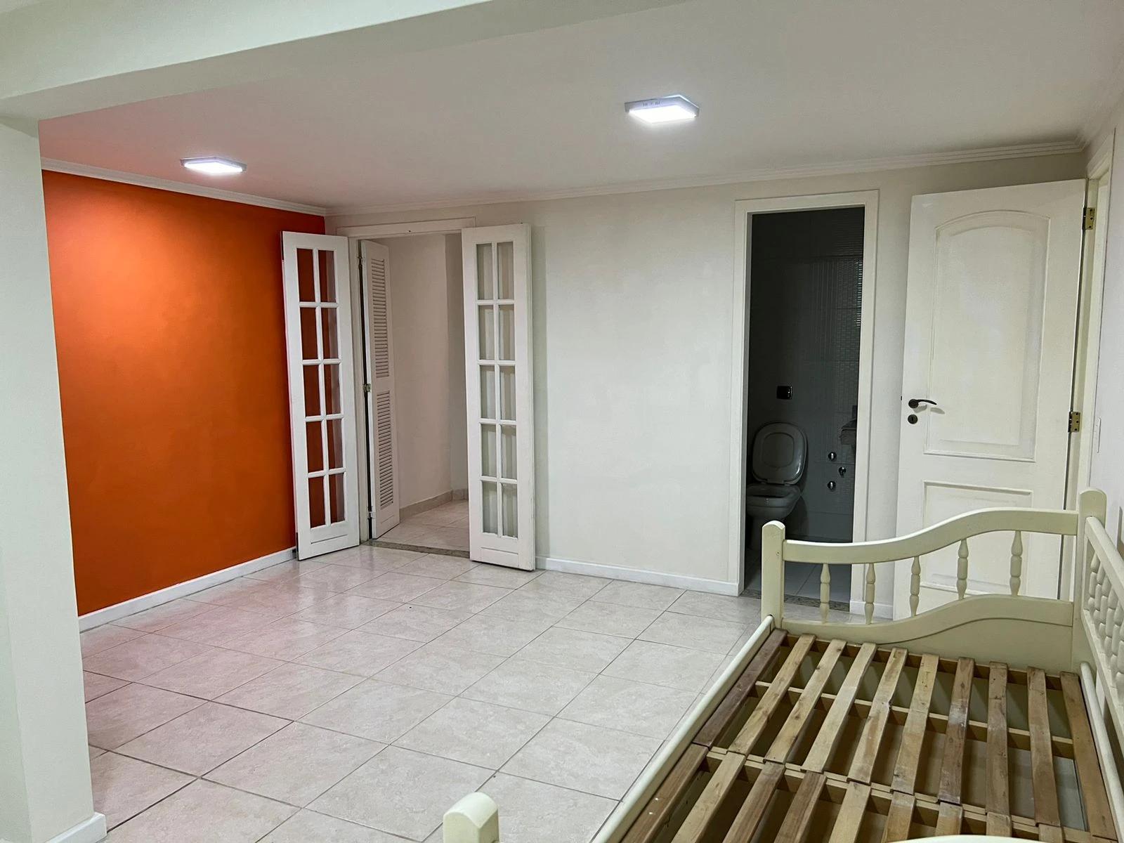 Casa à venda com 6 quartos, 310m² - Foto 2