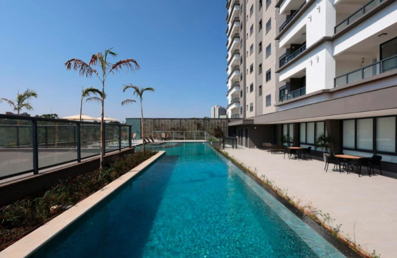 Piscina com raia e deck