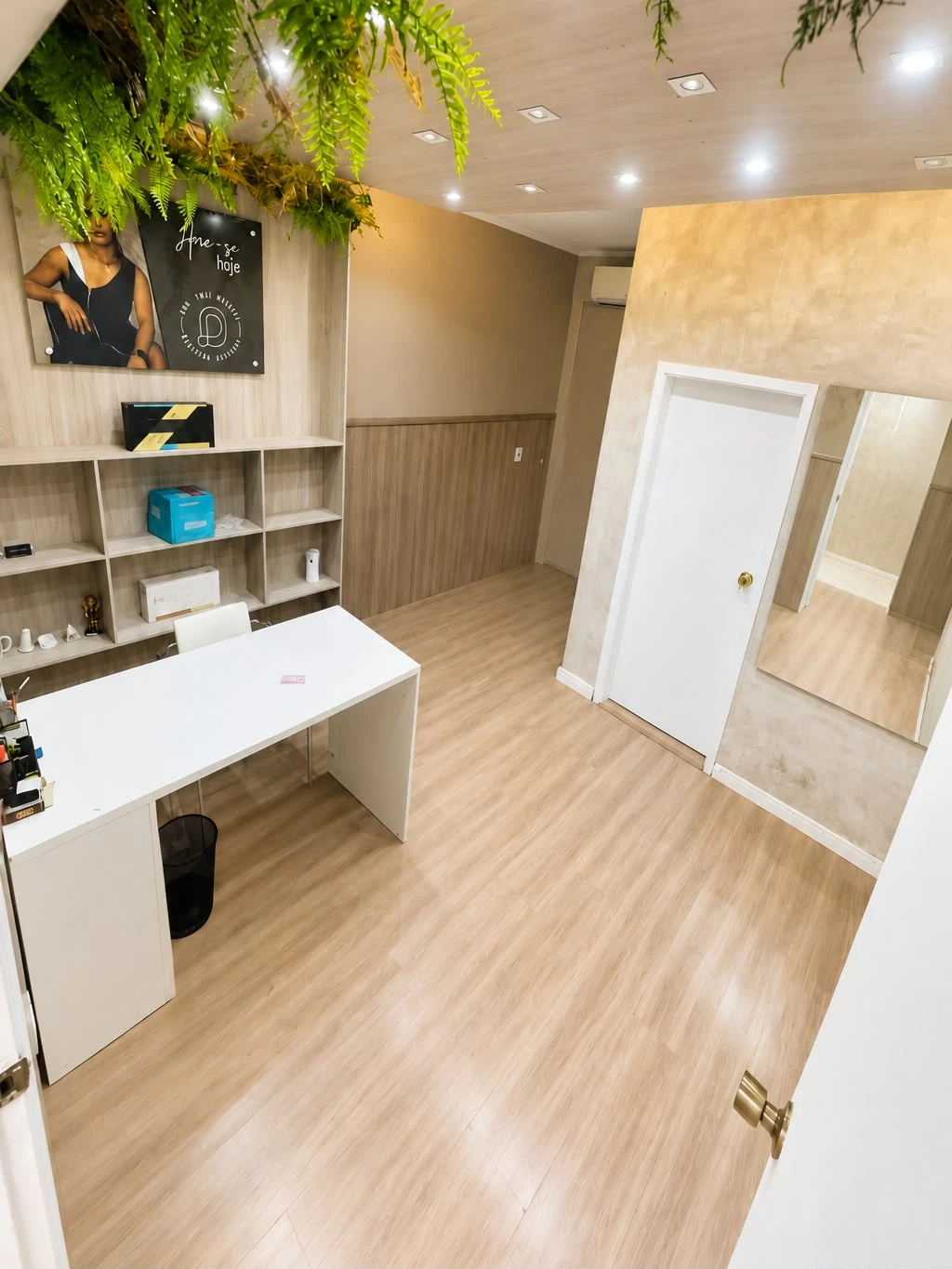 Escritório com banheiro com sala de espera