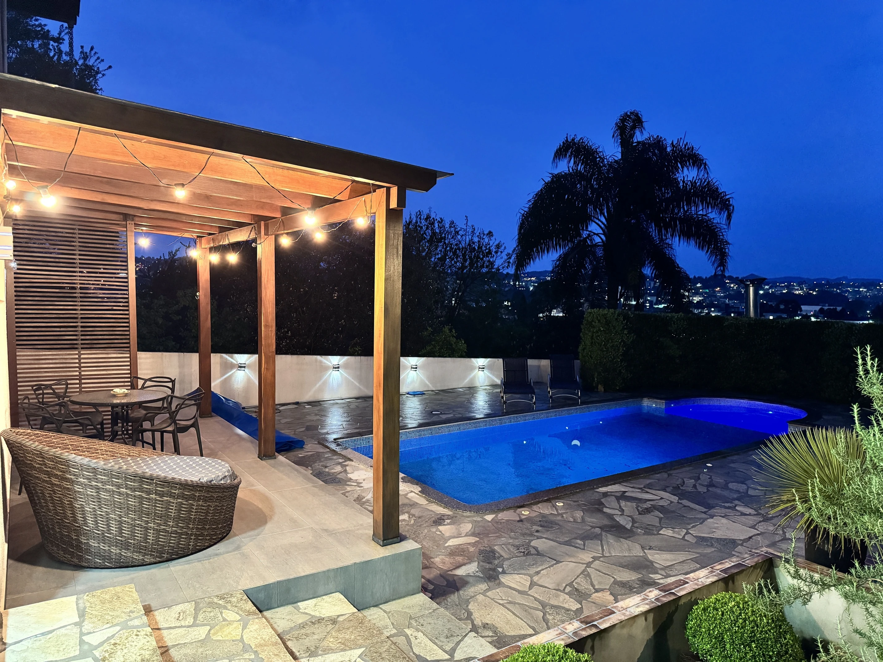 Piscina com luzes noturnas
