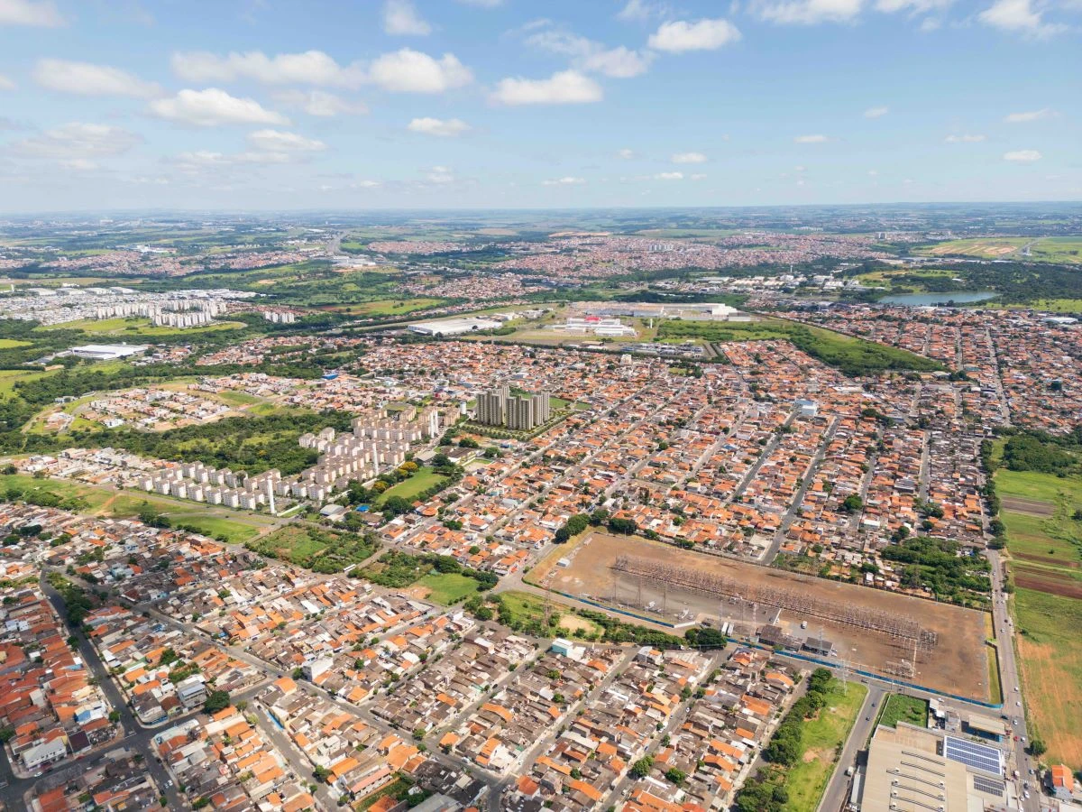 Panorâmica aérea do terreno e bairro