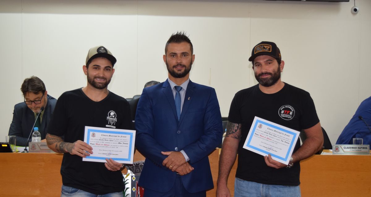 Vereador Jhonathan entrega moção de aplauso para irmãos empreendedores