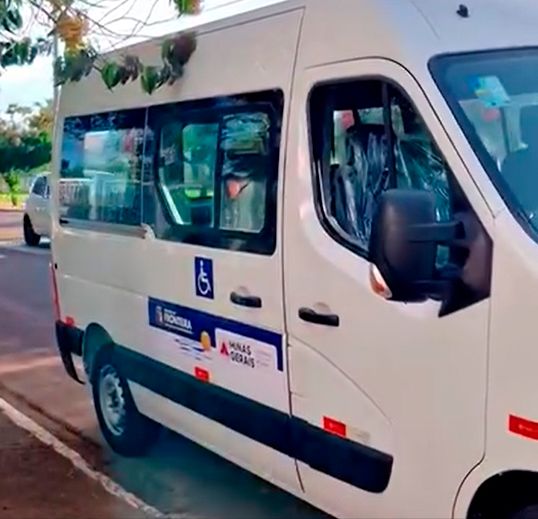 Prefeito de Fronteira entrega van adaptada para a APAE