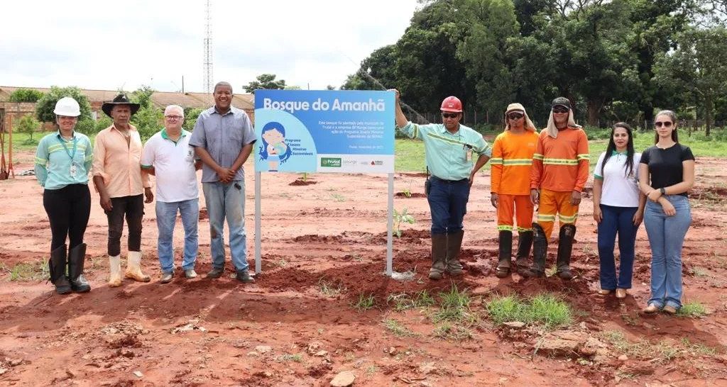 Prefeitura planta dezenas de mudas nativas e frutíferas para proporcionar um futuro arborizado à população
