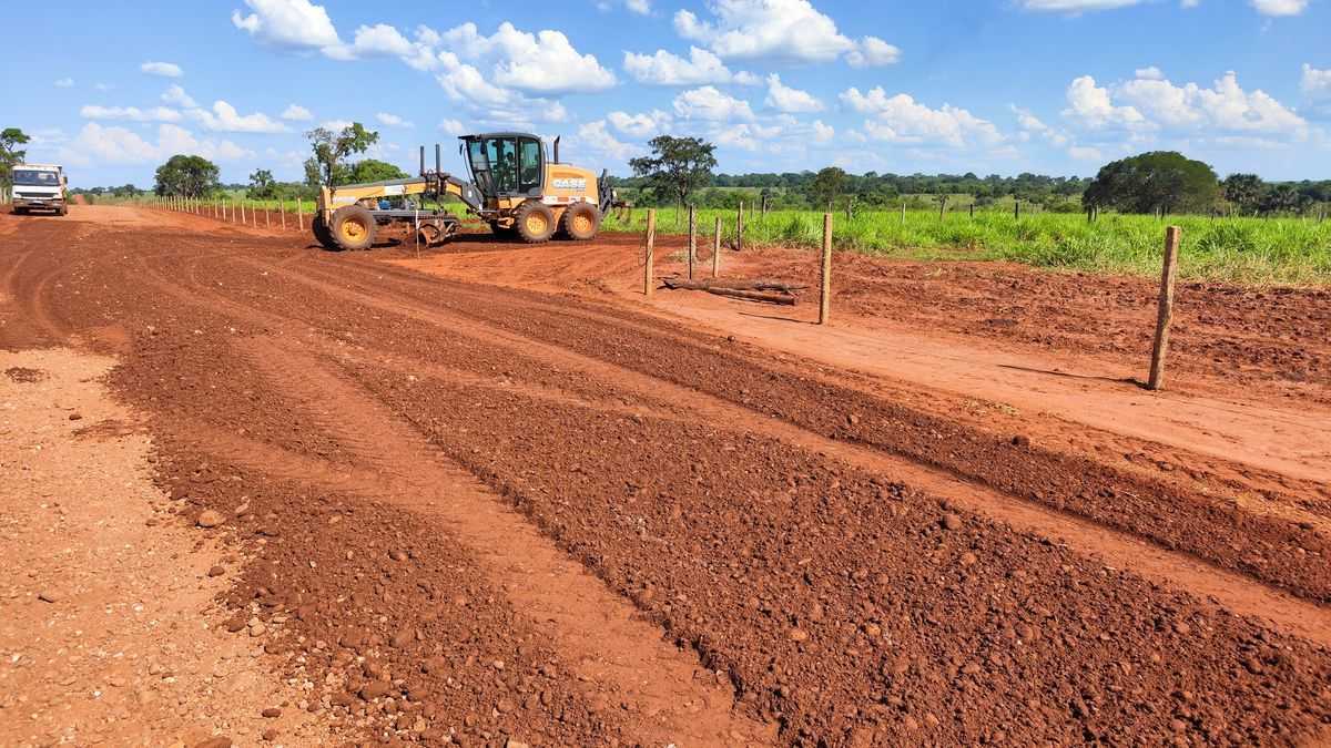 Prefeitura recuperou as estradas  na região da Valdete em  Limeira do Oeste
