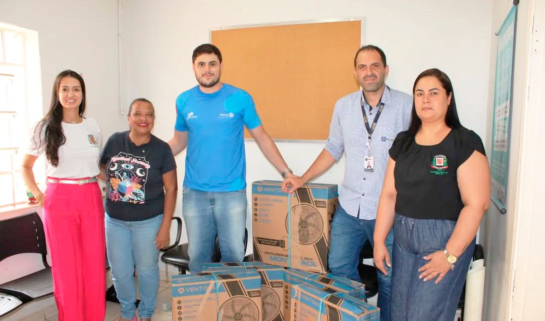 Rotaract Club de Frutal doa ventiladores para  Caps Infanto-Juvenil