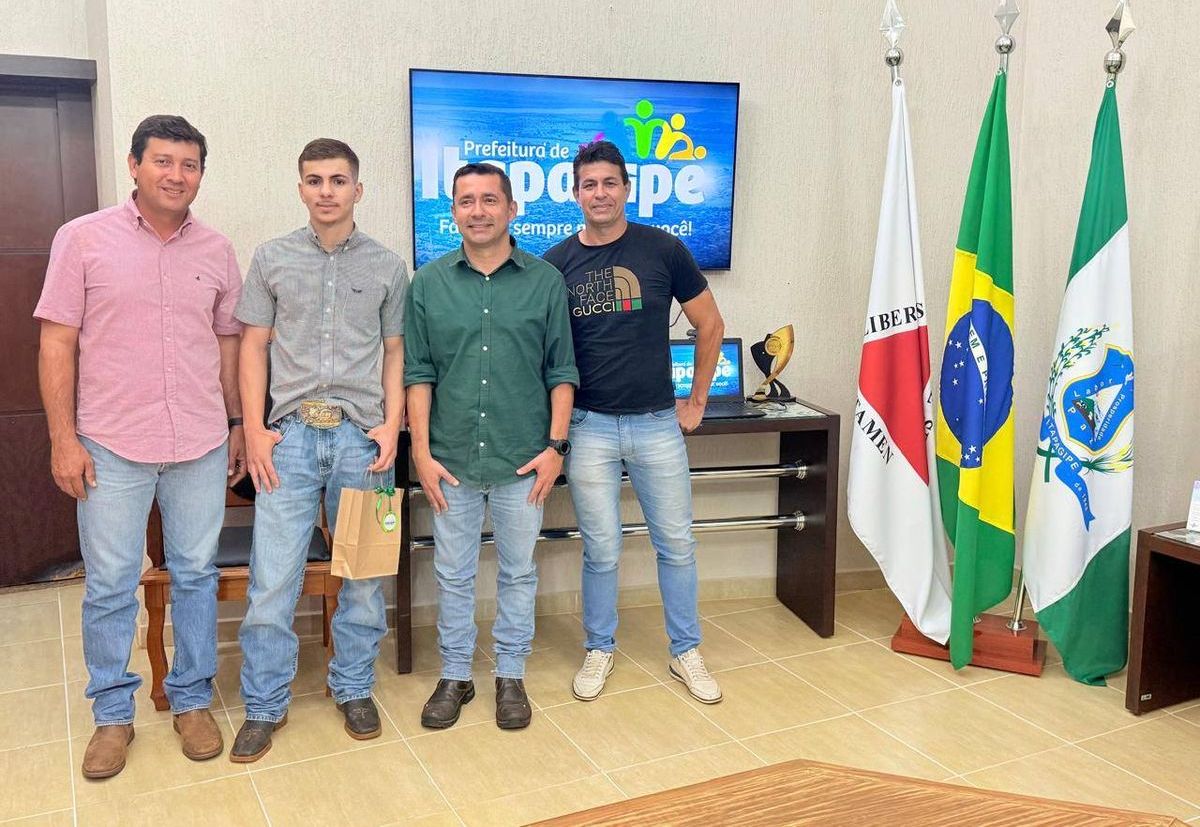 Prefeito e vice de Itapagipe recebem jovem campeão de rodeio da Expoita 2025