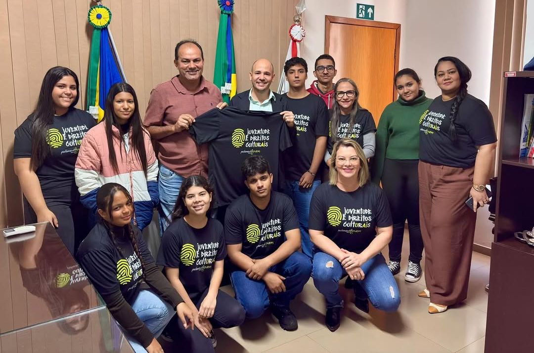 📸 Visita Especial: Jovens do Parlamento Jovem entregam camisetas ao Prefeito e Vice 🤝👕