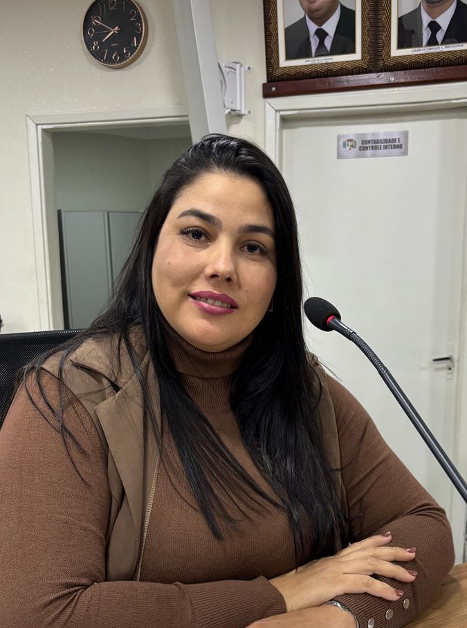 Vereadora Francilaine solicita abertura de banheiros e iluminação em vias públicas