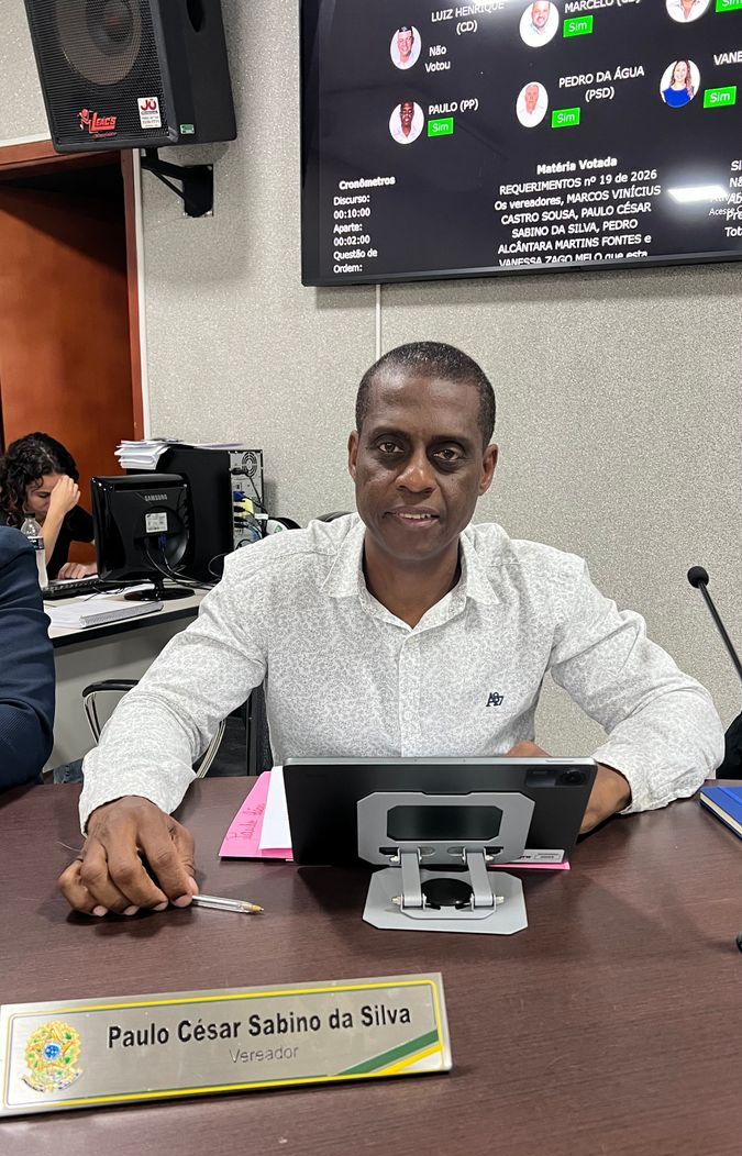 Paulo César cobra providências para poste inclinado em via pública