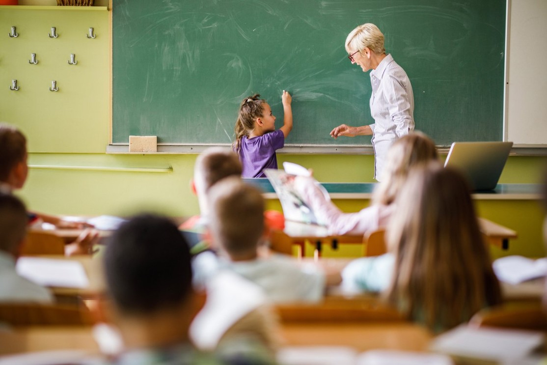 Capa da notícia Comissão aprova projeto que garante insalubridade a profissionais da educação