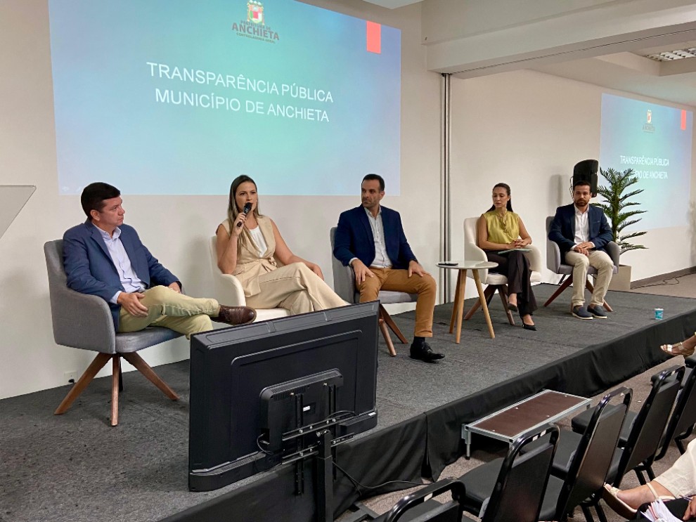 Capa da notícia Amunes media painel durante lançamento do Ranking Capixaba de Transparência e Governança Pública