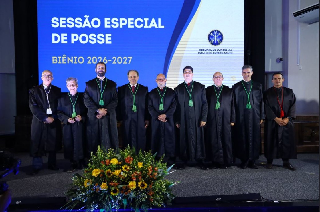 Capa da notícia Amunes prestigia posse da nova presidência no TCEES