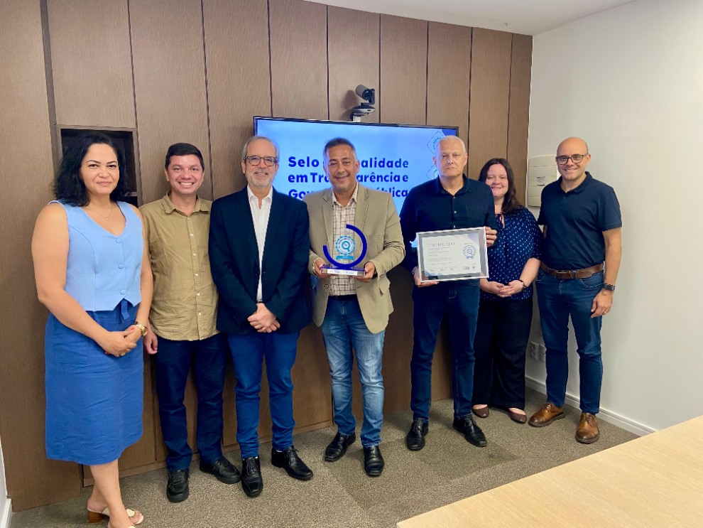 Capa da notícia Prefeito Vander recebe Selo Diamante do município de Itarana 