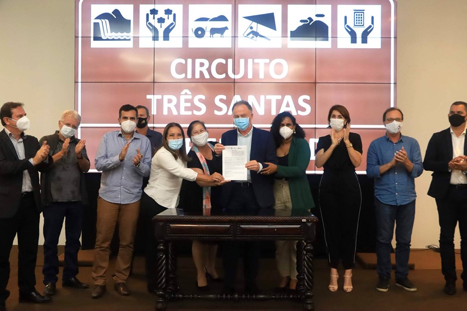 Capa da notícia Governo do Estado entrega produtos e serviços de fomento ao turismo capixaba