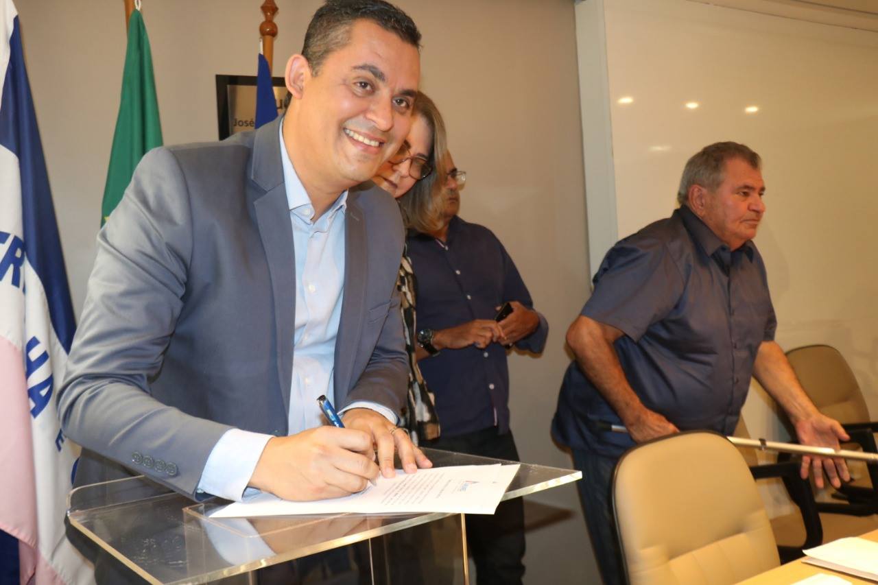 Capa da notícia Prefeitos elegem Gilson Daniel Presidente da Amunes