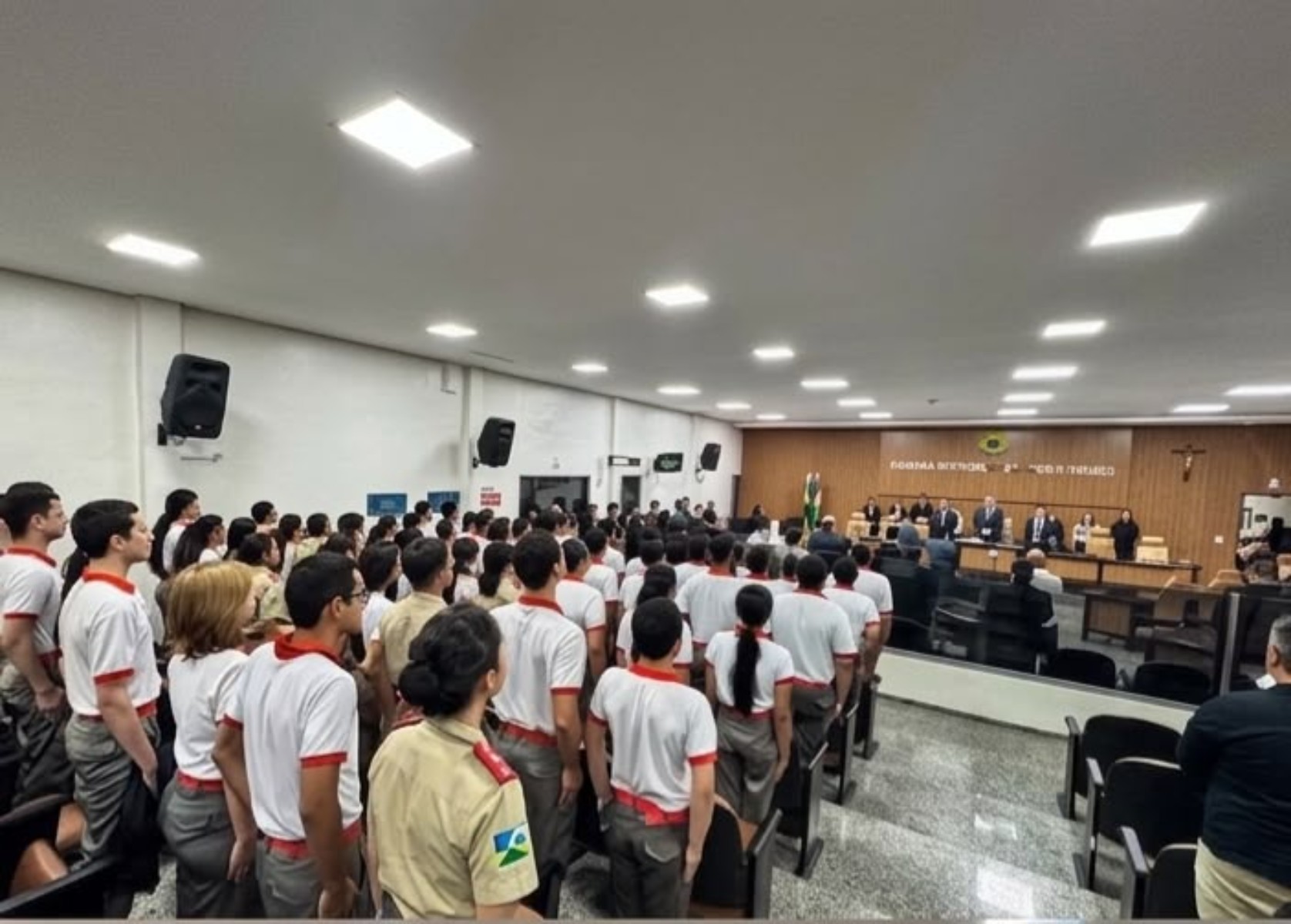 Câmara Municipal recebe alunos do Colégio Tiradentes para visita educativa