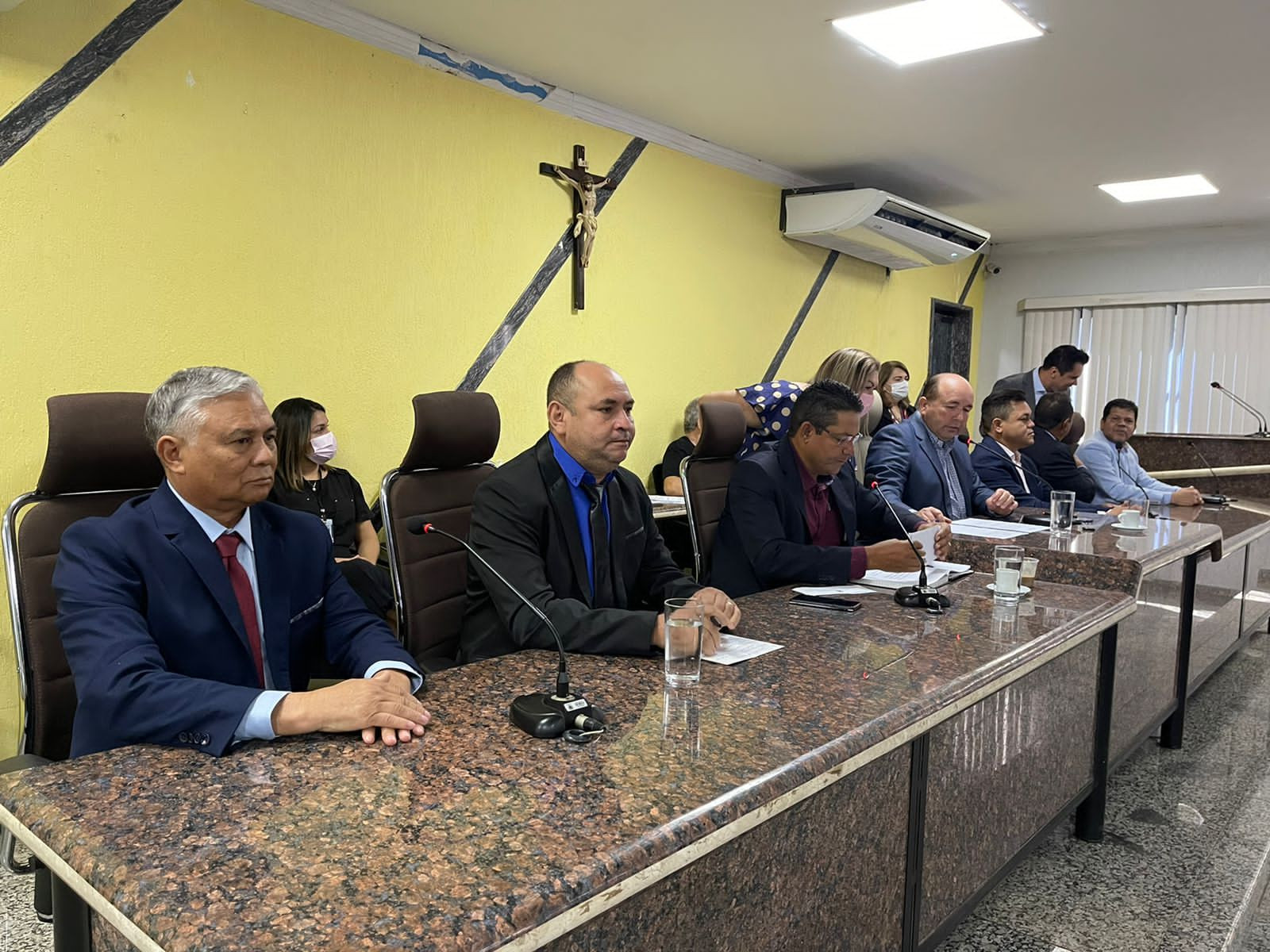 Capa da notícia Câmara dá posse a suplentes de vereadores: Chiquinho do Sintax e Professor Léo assumem por até 120 dias 